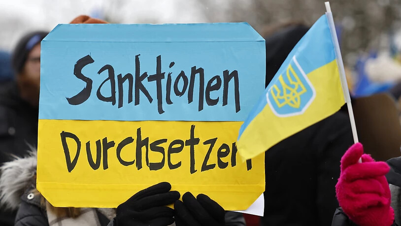 Eine konsequente Sanktionspolitik gehört zu den wichtigsten Forderungen der ukrainischen Diaspora in der Schweiz:  Schild an einer Kundgebung in Bern im April.