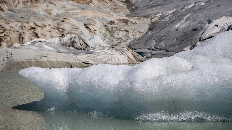 Mit Tüchern vor dem Schmelzen geschützter Rhone-Gletscher. Ein Test zeigt, dass die Finanzbranche bei der Klimaveträglichkeit ihrer Tätigkeit noch Potenzial hat. (Archivbild)