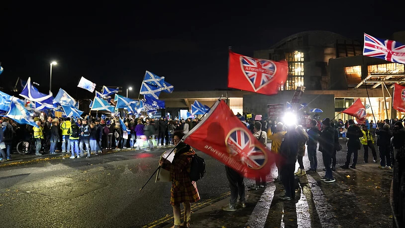 Unterstützer und Gegner der schottischen Unabhängigkeit nehmen an Kundgebungen vor dem schottischen Parlament teil. Foto: Jane Barlow/PA Wire/dpa