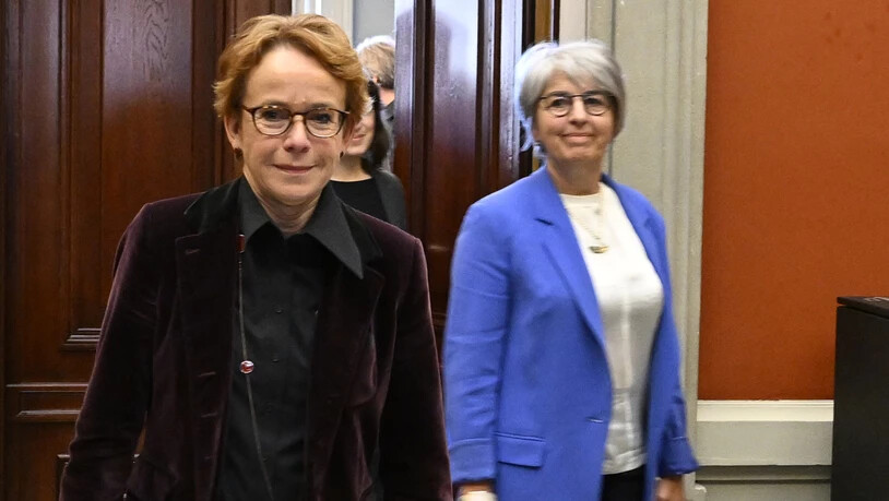 Die beiden offiziellen SP-Bundesratskandidatinnen Eva Herzog, links, und Elisabeth Baume-Schneider, nach ihrer Nomination.