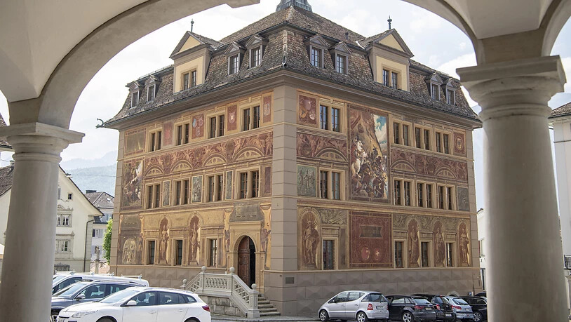 Das Stimmvolk von Schwyz entscheidet, für wen sich die Türe des Schwyzer Rathauses öffnet. (Archivbild)
