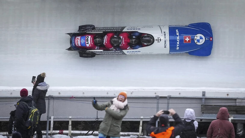 Eine Zuschauerin posiert vor dem Schweizer Bob mit Michael Vogt, Alain Knuser, Silvio Weber und Sandro Michel.
