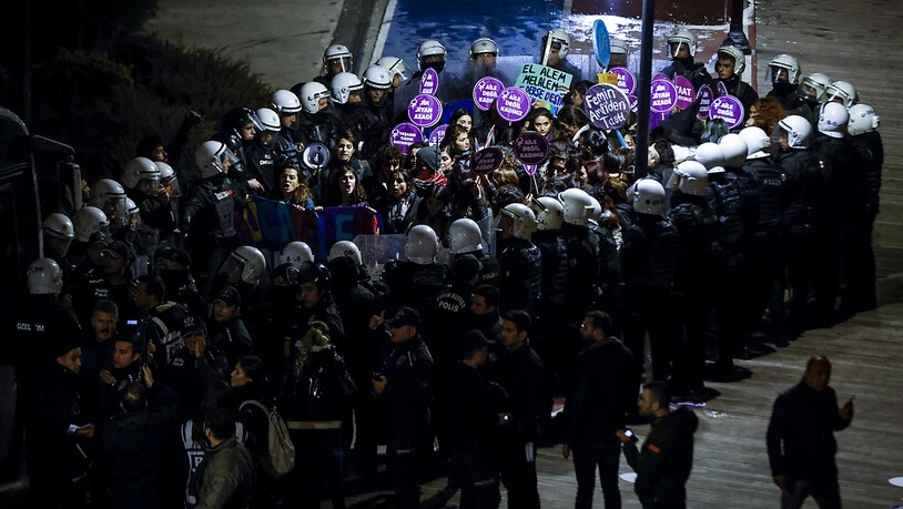 dpatopbilder - Seit Freitag demonstrieren Menschen in der Türkei anlässlich des Internationalen Tages zur Beseitigung von Gewalt gegen Frauen. Die Protestaktionen wurden in Istanbul teilweise von der Polizei aufgelöst. Foto: Kemal Aslan/AP/dpa