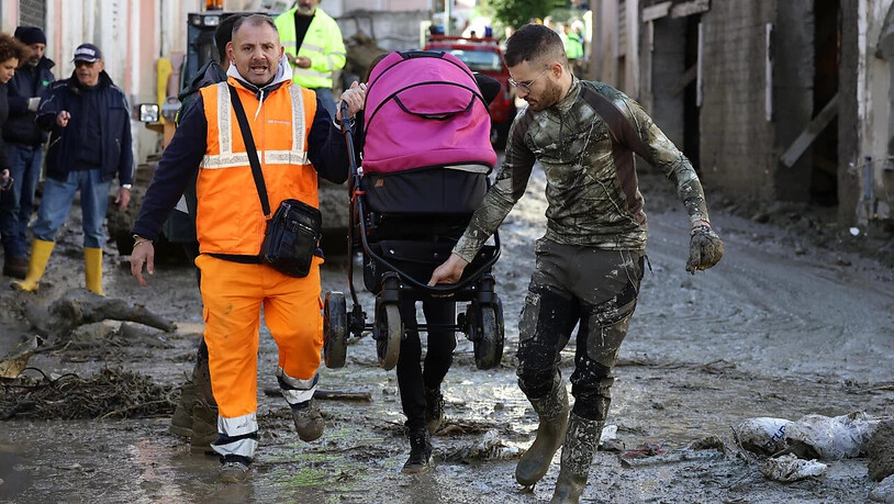 Nach dem verheerenden Unwetter auf der italienischen Insel Ischia suchen die Behörden weiter nach vermissten Menschen. Foto: Alessandro Garofalo/LaPresse via ZUMA Press/dpa