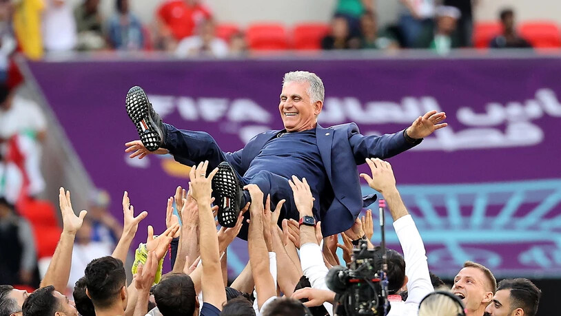 Die iranischen Spieler feiern ihren Trainer Carlos Quiroz nach dem Sieg gegen Wales