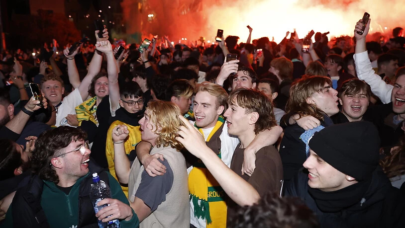 Fans des australischen Nationalteams feiern in Melbourne