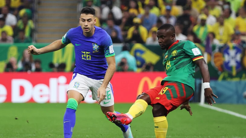 Der Kameruner Collins Fai (rechts) gegen den Brasilianer Gabriel Martinelli
