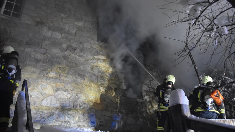 35 Feuerwehrkräfte im Einsatz: Die Feuerwehr St. Moritz brauchte mehrere Stunden um den Brand zu löschen.