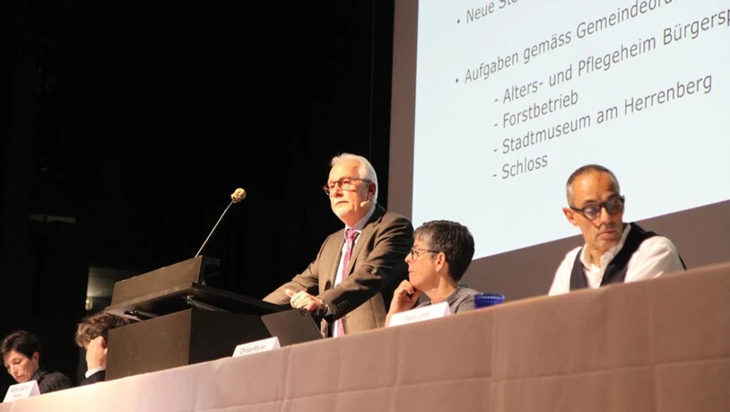 Vieles in Bewegung: Matthias Mächler (stehend) orientiert über den Stand verschiedenster Vorhaben. 