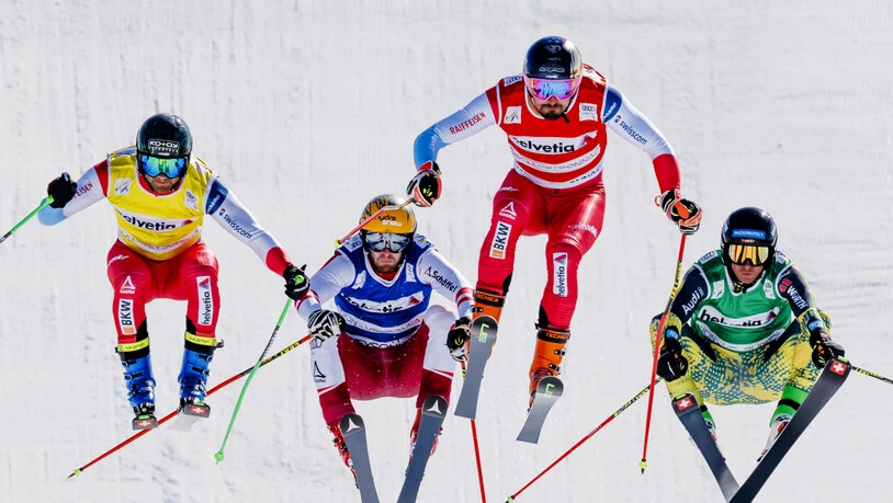 Luftkampf Mann gegen Mann im Skicross: Die Schweizer Jonas Lenherr (gelbe Startnummer) und der Olympiasieger Ryan Regez (rot) verschaffen sich auf den ersten Wellen nach dem Start eine gute Ausgangslage.