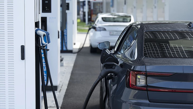 E-Autos bleiben im Betrieb trotz Strompreiserhöhung deutlich günstiger als Verbrenner (Symbolbild)
