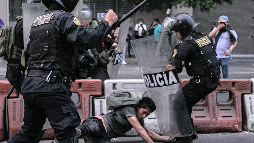 Anhänger des gestürzten peruanischen Präsidenten Castillo stoßen in Lima mit der Polizei zusammen. Foto: Lucas Aguayo Araos/dpa