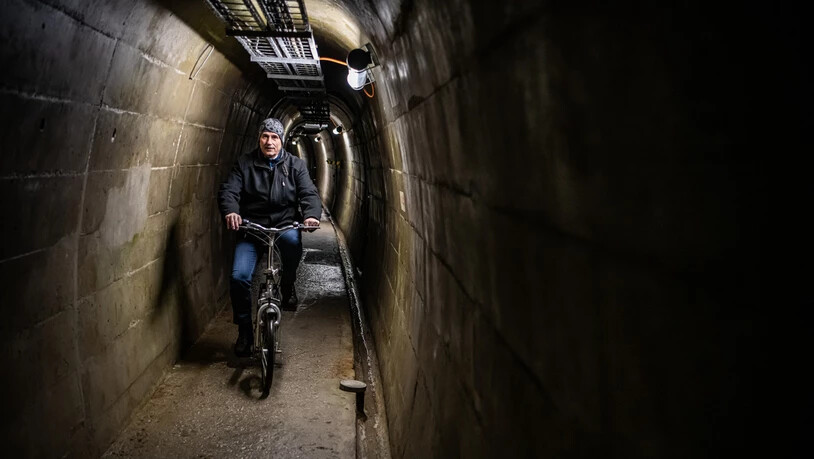Die Energiekrise rückt die Wasserkraft in den Fokus. Ein Besuch in der Staumauer Valle di Lei zeigt, welche Geheimnisse tief im Beton versteckt sind. Kraftwerke-Hinterrhein-Direktor Guido Conrad nimmt jeweils das Fahrrad, um sich durch die Gänge der Staumauer zu bewegen.