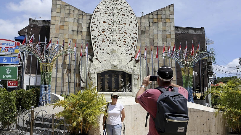 Indonesien-Besucher müssten nicht befürchten, etwa wegen Zusammenlebens außerhalb der Ehe belangt zu werden, erklärt der Vize-Justizminister des Landes. (Im Bild: Touristen vor dem Bali Bombing Memorial) Foto: Firdia Lisnawati/AP/dpa