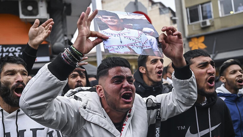 Angehörige des nun verstorbenen 16-jährigen Jugendlichen und andere Demonstranten protestieren vor dem Gerichtsgebäude in Thesssaloniki. Foto: Giannis Papanikos/AP/dpa
