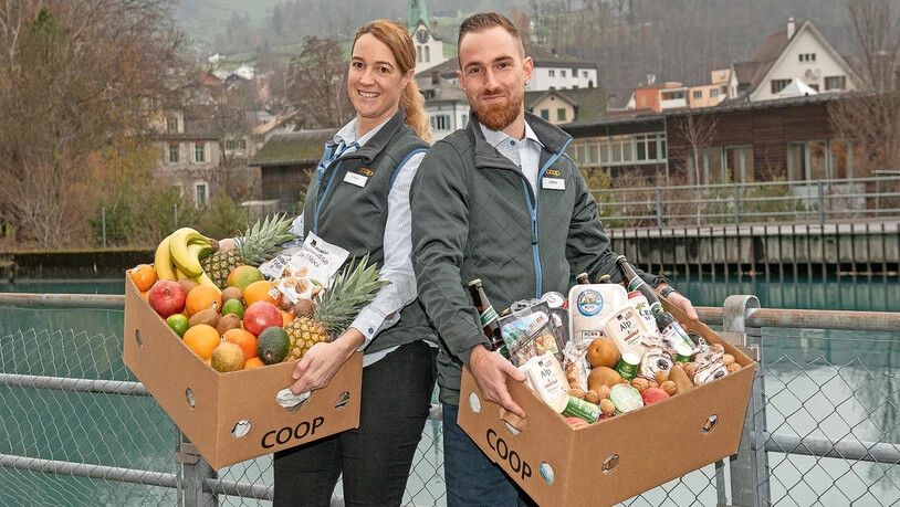 Der Eröffnungstag rückt näher: Geschäftsführerin Brigitte Tresch und ihr Stellvertreter Kevin Elber freuen sich auf die moderne Coop-Filiale im Herzen von Schwanden.