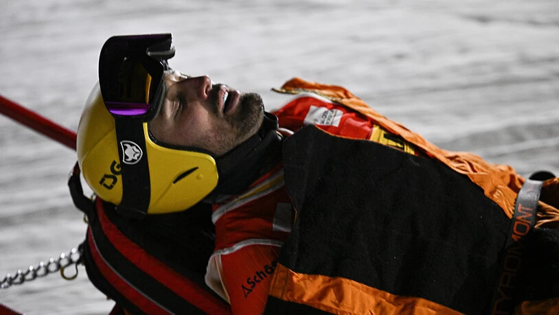 Nach einem Sturz im kleinen Final muss Regez mit dem Rettungsschlitten abtransportiert werden