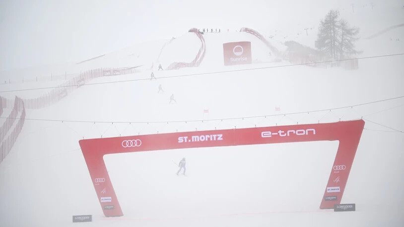 Nebliger Zielbereich: Die Sicht ist nicht toll, trotzdem findet die Abfahrt in St. Moritz auf verkürzter Strecke statt.