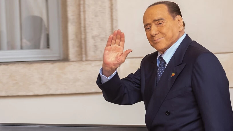 ARCHIV - Silvio Berlusconi, Vorsitzender Forza Italia, winkt am Präsidentenpalast Quirinale nach einem Treffen mit dem italienischen Staatspräsidenten Mattarella. Foto: Mauro Scrobogna/LaPresse via ZUMA Press/dpa