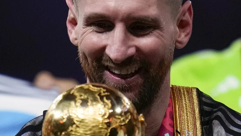Es ist noch nicht zu Ende: Mit dem WM-Pokal in den Händen hat Lionel Messi im Nationalteam Lust auf mehr