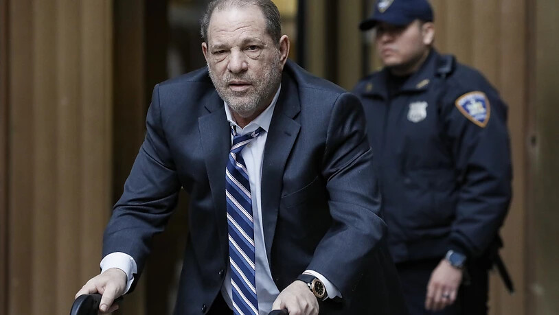 ARCHIV - Harvey Weinstein, Filmproduzent aus den USA, verlässt die Verhandlung an einem New Yorker Gericht. Foto: John Minchillo/AP/dpa