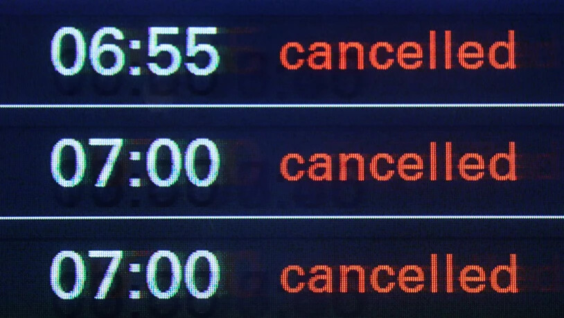 ARCHIV - Symbolbild. Der Vermerk "cancelled" ist am 28.08.2014 auf dem Flughafen Hamburg auf einer Anzeigetafel zu lesen. Foto: picture alliance / dpa