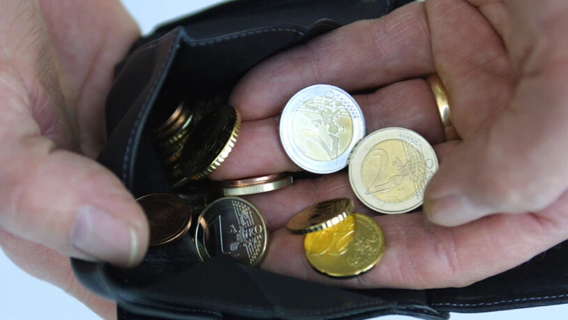 Die Bedeutung von Bargeld geht in Europa zurück: ein Mann mit Euromünzen (Archivbild).