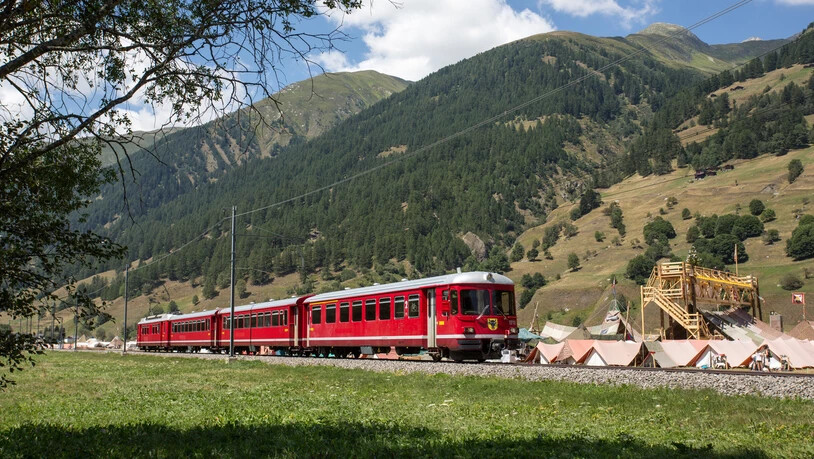 «Bula-Shuttle»: Im Sommer 2022 war der Steuerwagen 1711 anlässlich des Pfadi-Bundeslagers auf der Matterhorn Gotthard Bahn im Goms und im Urserental unterwegs. Vorher stand der Eisenbahnwagen fast 50 Jahre zwischen Schiers und Thusis im Einsatz.