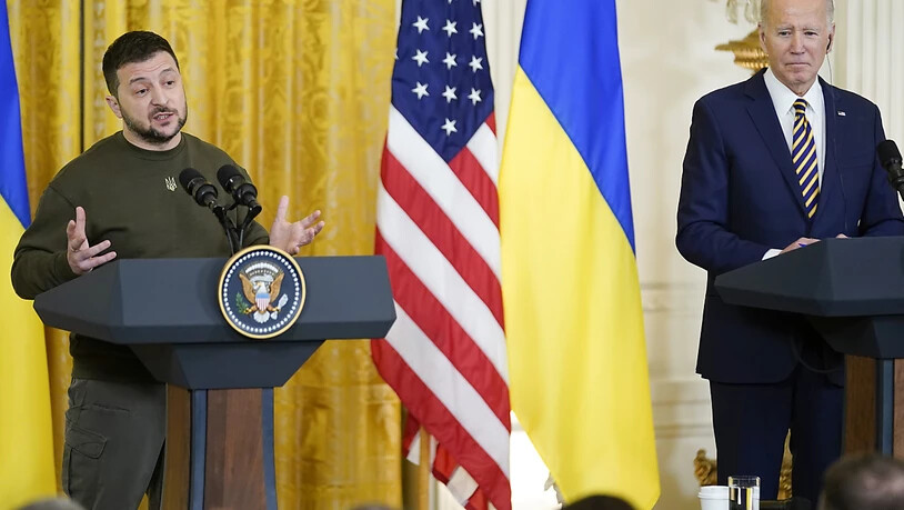 Wolodymyr Selenskyj (l), Präsident der Ukraine, spricht neben Joe Biden, Präsident der USA, während einer Pressekonferenz im East Room des Weißen Hauses in Washington. Foto: Andrew Harnik/AP/dpa
