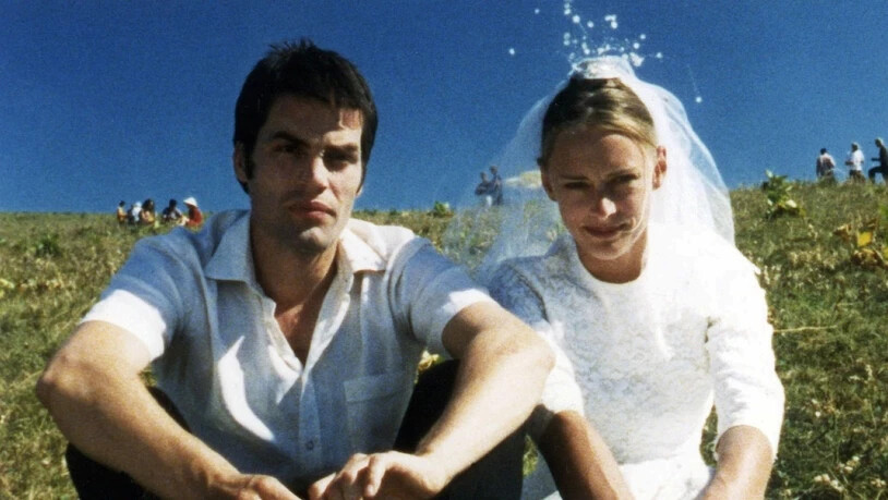 Wer heiratet denn nun wen? "No coffee, no TV, no sex" vom Romed Wyder (1999) erzählt von einer ganz normalen, komplizierten Dreierbeziehung.