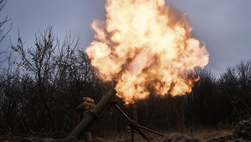 Ukrainische Soldaten feuern bei Bachmut auf russische Stellungen. Foto: Libkos/AP/dpa