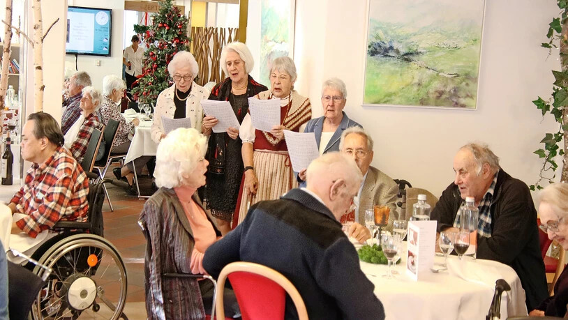 Mitglieder des Guggerbach-Chors sangen mit den Teilnehmenden zusammen Weihnachtslieder.