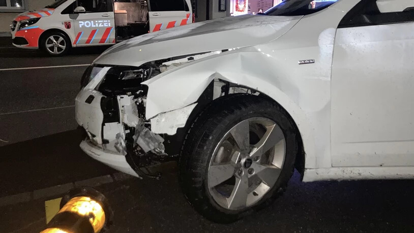 Sachschaden: Beim Unfall in Näfels wurde sowohl das Auto als auch die Strasseneinrichtung beschädigt.