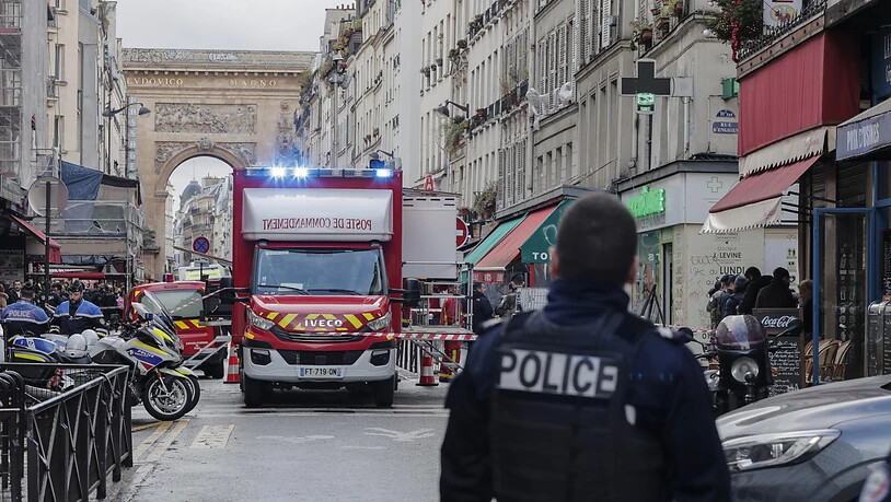 Die französische Polizei sichert die Straße, nachdem in der Rue d'Enghien im 10. Arrondissement mehrere Schüsse abgefeuert wurden. Bei Schüssen in Paris sind zwei Menschen getötet und vier verletzt worden. Foto: Lewis Joly/AP/dpa