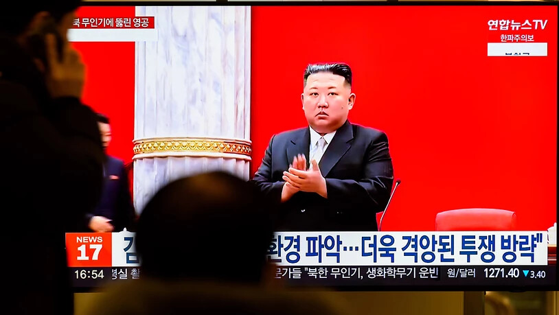 Ein Fernsehbildschirm zeigt eine Nachrichtensendung mit einer Archiv-Aufnahme von Nordkoreas Machthaber Kim Jong-un. Foto: Kim Jae-Hwan/SOPA Images via ZUMA Press Wire/dpa