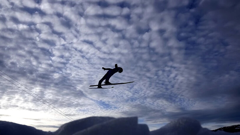 Hoch hinaus, aber noch nicht weit genug: Gregor Deschwanden in der Abenddämmerung von Oberstdorf