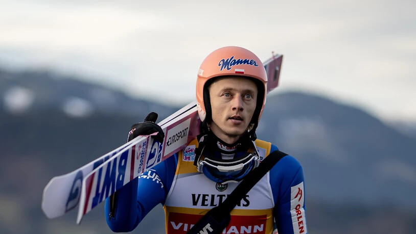 Dawid Kubacki auf dem Weg zum Trainingssprung in Oberstdorf. Der Pole gilt als erster Anwärter auf den Sieg an der Vierschanzentournee.