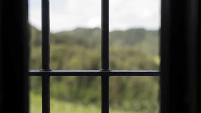 Blick durch die Gitterstäbe einer Zelle in der Justizvollzugsanstalt JVA Thorberg BE. (Archiv)
