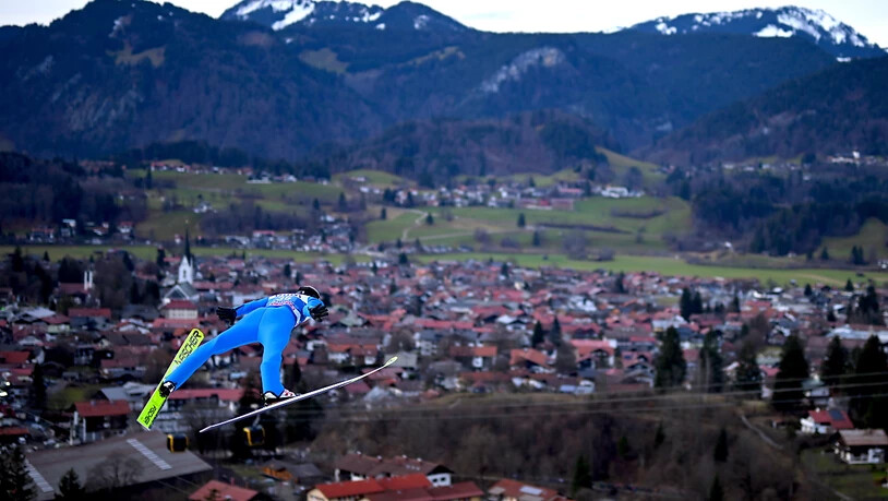 Gregor Deschwanden kommt in Oberstdorf, hier beim Probesprung im grünen Allgäu, nicht auf Weite.