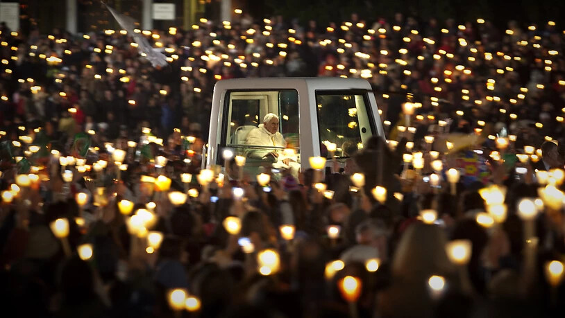 dpatopbilder - ARCHIV - Der damalige Papst Benedikt XVI. fährt im Papamobil, als er das Heiligtum von Fatima verlässt. Der emeritierte Papst Benedikt XVI. ist am 31.12.2022 im Alter von 95 Jahren im Vatikan gestorben. Foto: Emilio Morenatti/AP/dpa