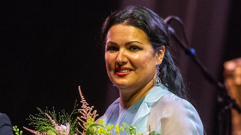 ARCHIV - Der russische Opernstar Anna Netrebko 2022 im Innenhof des Fürstenschlosses St. Emmeram in Regensburg. Foto: Armin Weigel/dpa