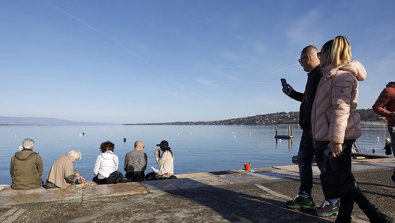 Spaziergängerinnen und Spaziergänger bei Sonne und milden Temperaturen am Neujahrstag in Genf.