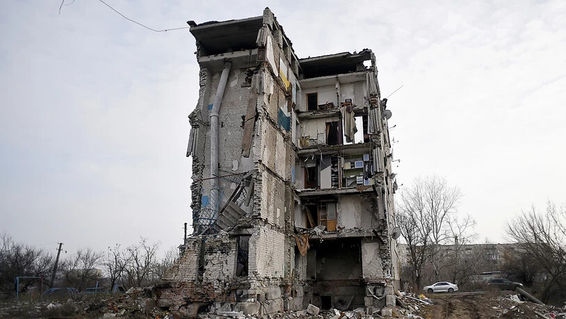 Ein durch russischen Beschuss zerstörtes Wohnhaus in der Region Charkiw. Foto: -/Ukrinform/dpa