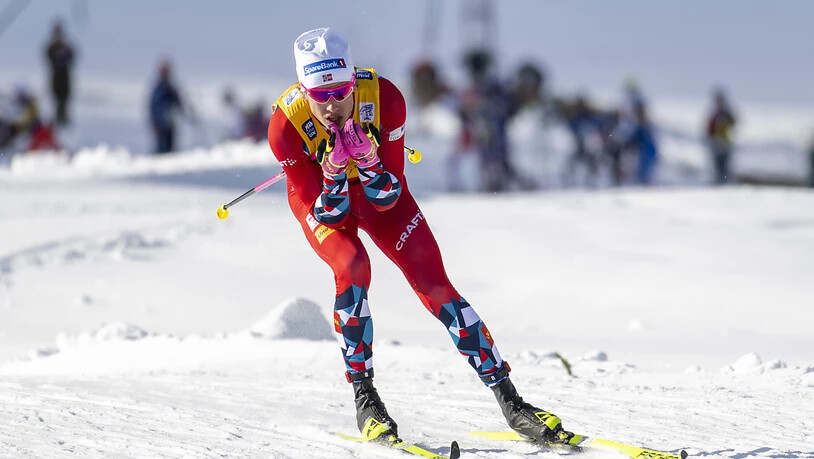 Johannes Hösflot Klaebo zieht der Konkurrenz davon.