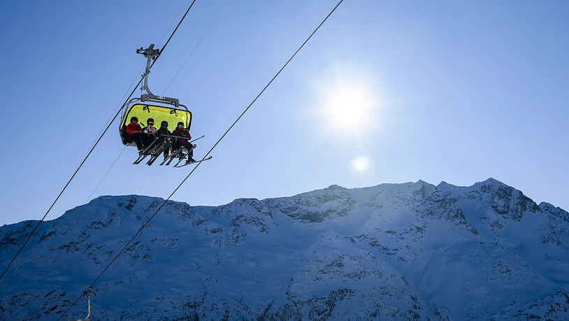 Trotz unüblich hoher Temperaturen und schlechter Schneeverhältnisse zog es über die Festtage viele Touristen in die Schweizer Berge. Das zeigt eine Umfrage von Schweiz Tourismus.(Symboldbild)
