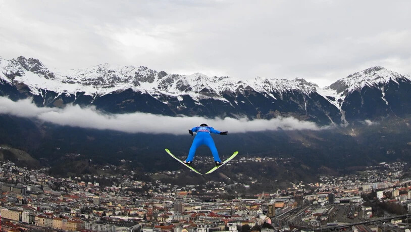 Eine Schanze mit herrlichem Panorama: Gregor Deschwanden hebt über Innsbruck ab.