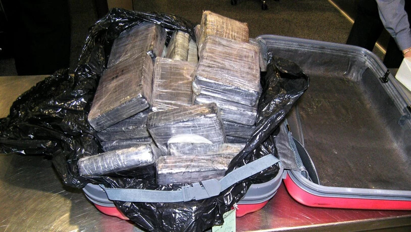 Ein mit Kokain gefüllter Koffer, der am Flughafen Zürich beschlagnahmt wurde. (Archivbild)