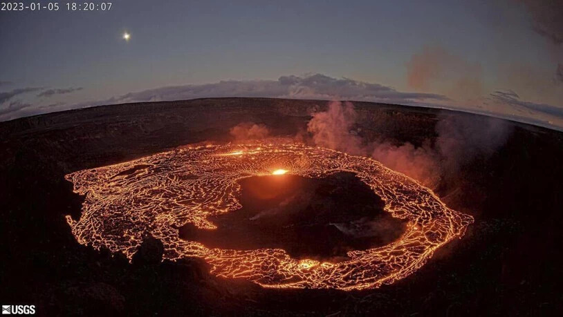 SCREENSHOT - Eine Webcam-Aufnahme des U.S. Geological Survey zeigt den Vulkan Kilauea auf Hawaii vom Westrand des Gipfelkraters aus. Foto: Uncredited/U.S. Geological Survey/AP/dpa - ACHTUNG: Nur zur redaktionellen Verwendung im Zusammenhang mit der…