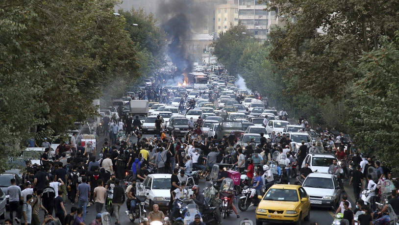 ARCHIV - Demonstranten skandieren Ende September während eines Protestes in der Innenstadt von Teheran Parolen gegen den Tod der 22-jährigen Iranerin Jina Mahsa Amini. Foto: Uncredited/AP/dpa