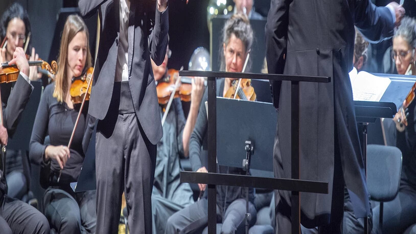 Die Kammerphilharmonie Graubünden tourt derzeit durch unseren Kanton. Nach Konzerten in Scuol und Arosa hat das Orchester unter der Leitung von Philippe Bach das neue Jahr in Chur eingeläutet. Zusammen mit Sologeiger Itamar Zorman (links) wurden musikalischen Höhen erreicht.
